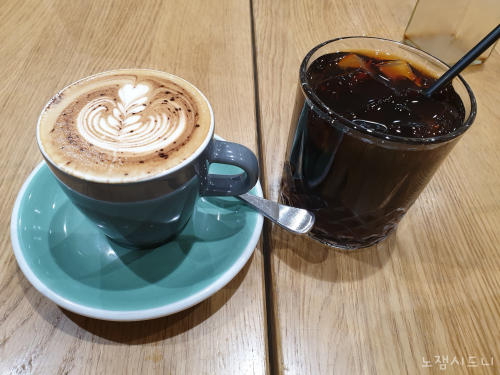아이스 롱블랙과 카푸치노